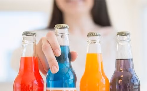 Nước uống tăng lực có thể giúp con người cảm thấy tràn đầy năng lượng trong vài giờ nhưng thực tế đồ uống này lại khiến cơ thể người dùng mất ổn định bởi nó chứa rất nhiều đường, caffeine và màu nhân tạo gây tăng huyết áp và lượng đường trong máu. Thực tế đã không ít trường hợp tử vong vì lạm dụng nước tăng lực gây đau tim và co giật. Khi cơ thể bị suy yếu cũng chính là cánh cửa để bệnh ung thư tấn công.