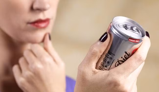 Soda ăn kiêng tưởng chừng an toàn vì có ít hoặc không đường, nhưng thay vào đó lại có chất thay thế đường như sucralose, saccharin hoặc aspartame. Những loại đường nhân tạo này có thể gây rối loạn quá trình trao đổi chất trong cơ thể con người khiến nhiều chất béo được lưu trữ và có khả năng dẫn đến bệnh tiểu đường và bệnh tim.