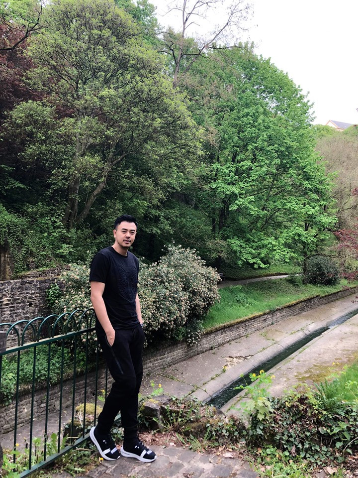 Phong cách thời trang thể thao cũng rất hợp với ông bố phim Về nhà đi con này.