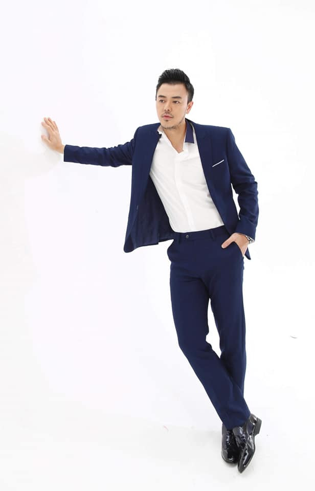 MC Tuấn Tú diện vest hết sức lịch lãm và đẹp trai.