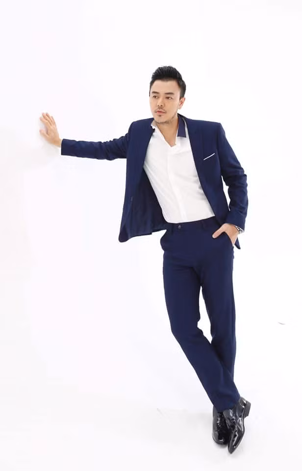 MC Tuấn Tú diện vest hết sức lịch lãm và đẹp trai.