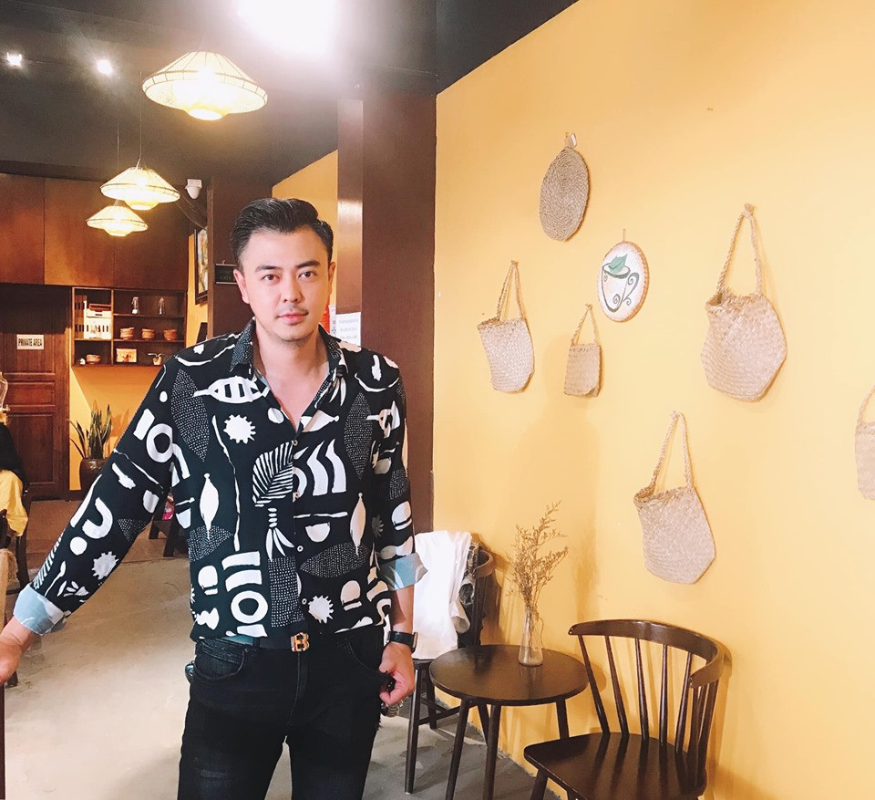 Anh diện áo hoa hòe trông rất lãng tử và trẻ trung.