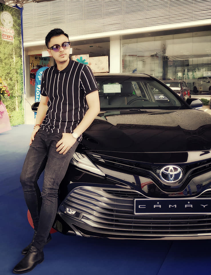 Nam diễn viên sinh năm 1984 diện áo phông phối với quần jean cũng rất chất.