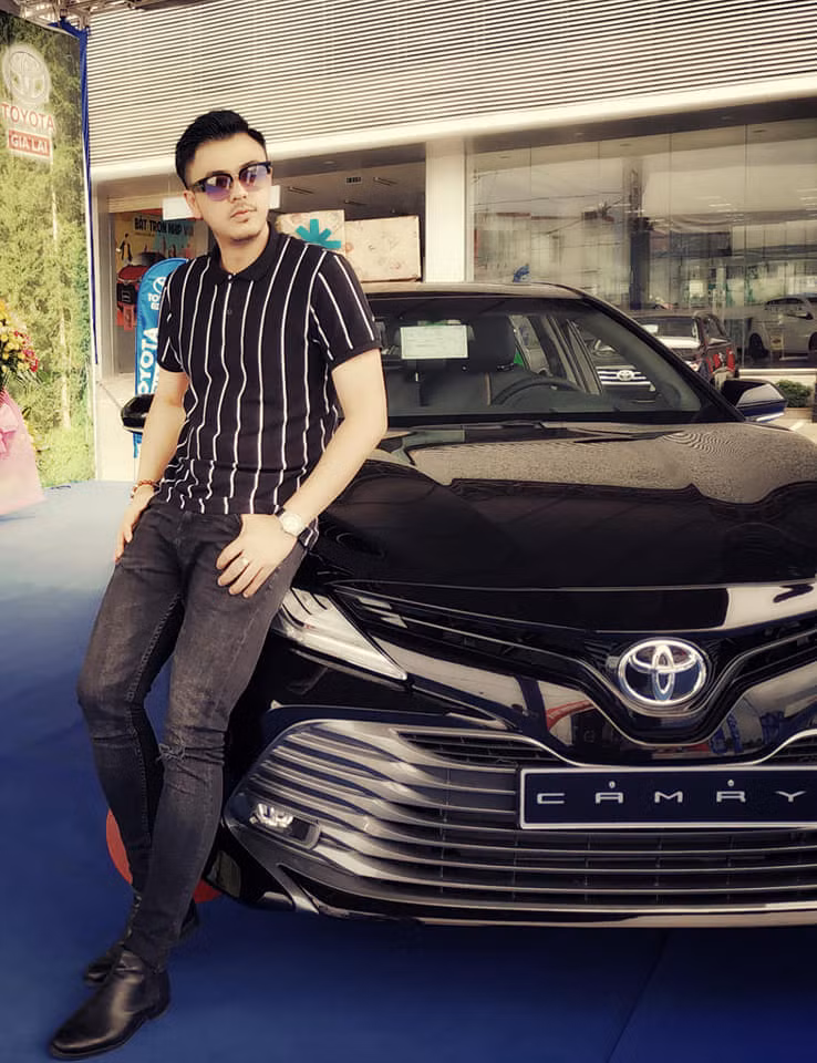 Nam diễn viên sinh năm 1984 diện áo phông phối với quần jean cũng rất chất.