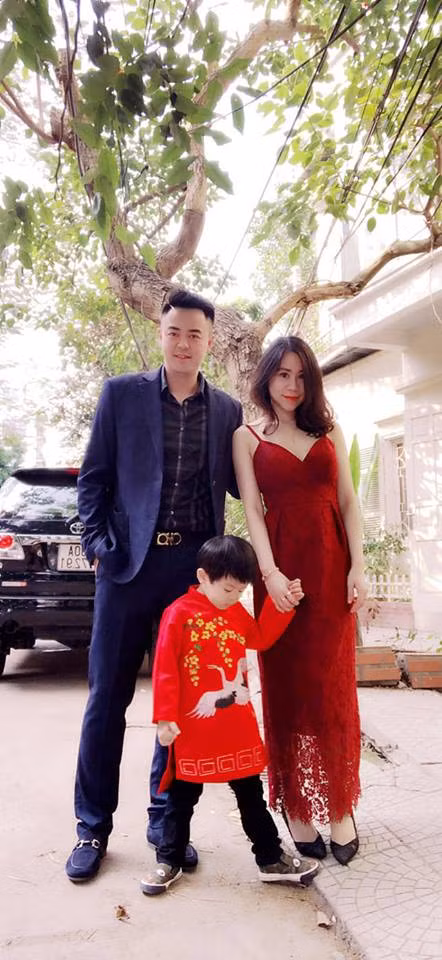 MC Tuấn Tú diện vest bảnh bao khi sánh bước cùng vợ con. Ảnh: FBNV.