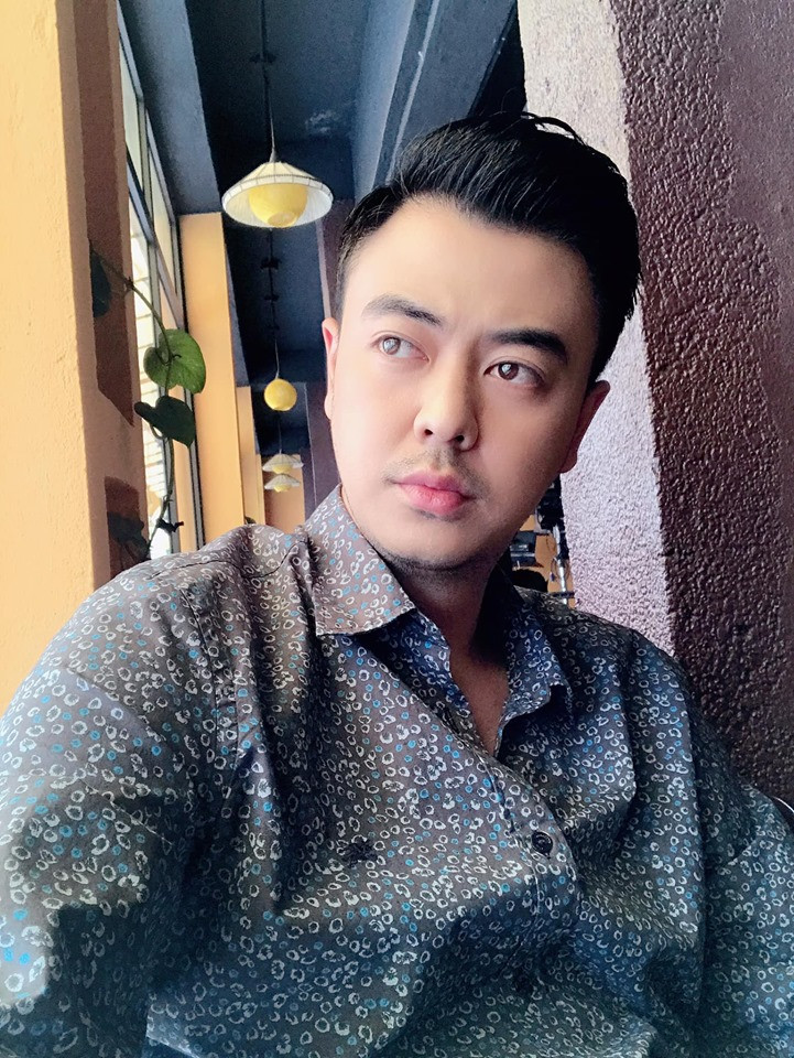 Áo sơ mi họa tiết được nam MC hết sức ưu ái.