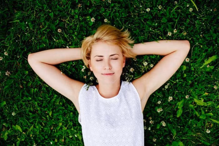 Mỉm cười khiến tâm trạng vui vẻ. Đừng ngại cười thành tiếng trước một trò đùa, bộ phim hài hoặc truyện tranh, ngay cả khi bạn đang ở một mình. Ảnh: RD.