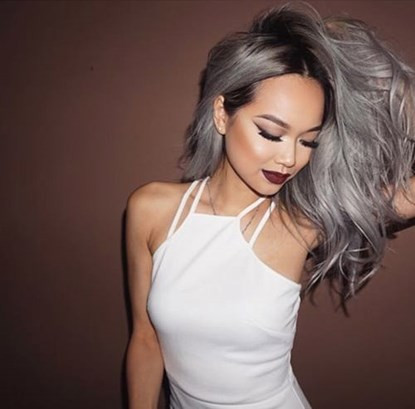 Đây cũng là màu tóc giúp bạn dễ dàng ăn gian độ tuổi. Nếu bạn yêu thích mái tóc dịu dàng, hãy cắt tóc ngang vai và uốn nhẹ phần đuôi. Pha thêm màu tóc xám tro sẽ giúp bạn tăng phần hiện đại, năng động.