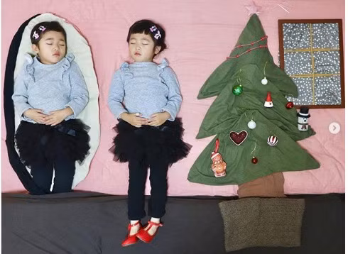 Hình ảnh phản chiếu của bé sinh đôi trong gương.