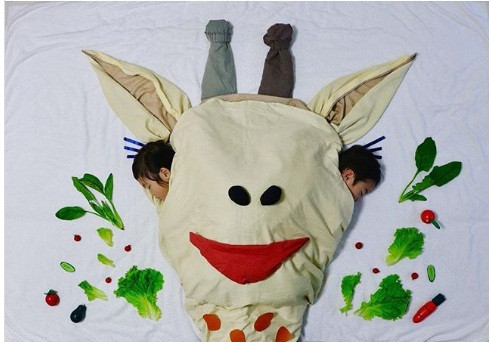 Để có được những hình ảnh ngộ nghĩnh này, bà mẹ Nhật đã hóa trang cho hai con sinh đôi khi chúng đang say giấc nồng.