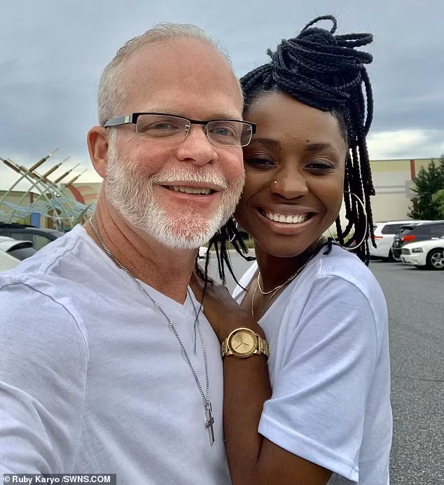 Kinh di co gai uong nuoc tieu va boi len mat de lam dep-Hinh-2