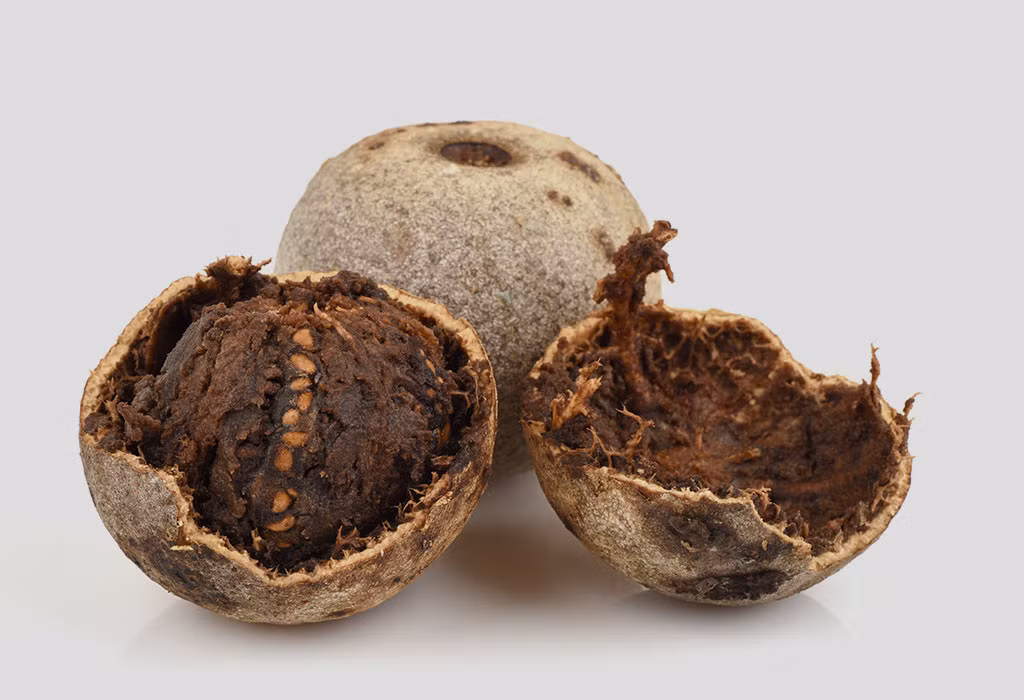 Táo gỗ là loại cây thân gỗ có thể cao đến 9m, quả của nó có kích thước từ 5 đến 9 cm và được đặc trưng bởi bề ngoài cực kỳ cứng.