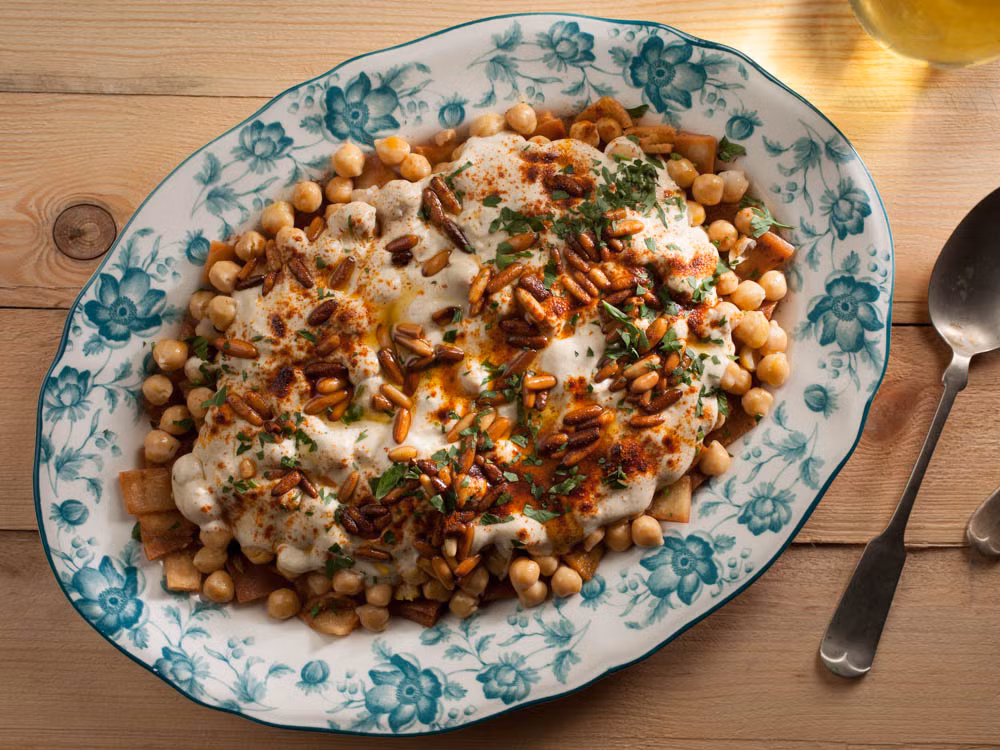 Fattet hummus: Đây là sự kết hợp độc đáo của bánh mì đã được ngâm trong nước dùng để chúng trở nên mềm mịn hơn, sau đó bánh mì được trộn chung với hummus, tahini và nước chanh. Fatter hummus hoàn thành có độ bông xốp mịn màng như kem với độ đặc vừa phải khiến thực khách ăn mãi chẳng biết ngán.