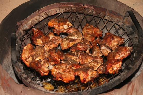 Zarb là món ăn đặc biệt của người Jordan và có một phong cách nấu cực kỳ ấn tượng. Người Jordan sẽ đào một lỗ to dưới mặt đất và cho đầy than nóng đang cháy vào. Sau đó, họ sẽ cho các khay thực phẩm bao gồm thịt cừu, thịt gà, gạo, hành tây, cà rốt, khoai tây... vào phần lỗ trống được đào. Tiếp theo, họ sẽ phủ lên lỗ trống một chiếc chăn và lấp cát lại cho kín để giữ nhiệt nóng bên trong lâu hơn.