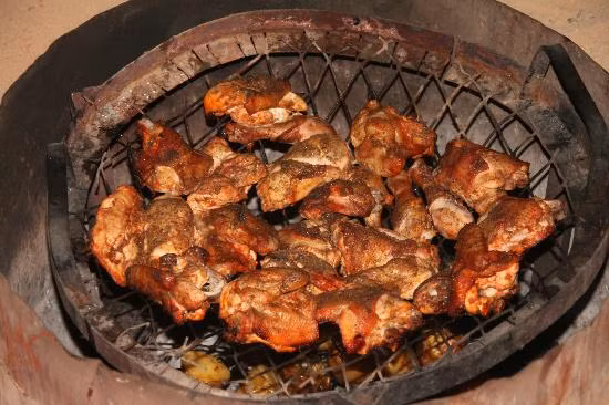 Zarb là món ăn đặc biệt của người Jordan và có một phong cách nấu cực kỳ ấn tượng. Người Jordan sẽ đào một lỗ to dưới mặt đất và cho đầy than nóng đang cháy vào. Sau đó, họ sẽ cho các khay thực phẩm bao gồm thịt cừu, thịt gà, gạo, hành tây, cà rốt, khoai tây... vào phần lỗ trống được đào. Tiếp theo, họ sẽ phủ lên lỗ trống một chiếc chăn và lấp cát lại cho kín để giữ nhiệt nóng bên trong lâu hơn.