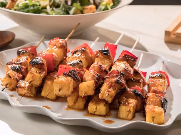 Thịt nướng Shish: Thành phần món ăn bao gồm: thịt cừu và thịt bò băm nhỏ, trộn với muối, rau mùi tây và nặn hình dạng xúc xích, cuối cùng được nướng chín trên than củi. Mùi thịt quyện mùi khói thơm phức tạo nên sự hấp dẫn đặc biệt cho món ăn.