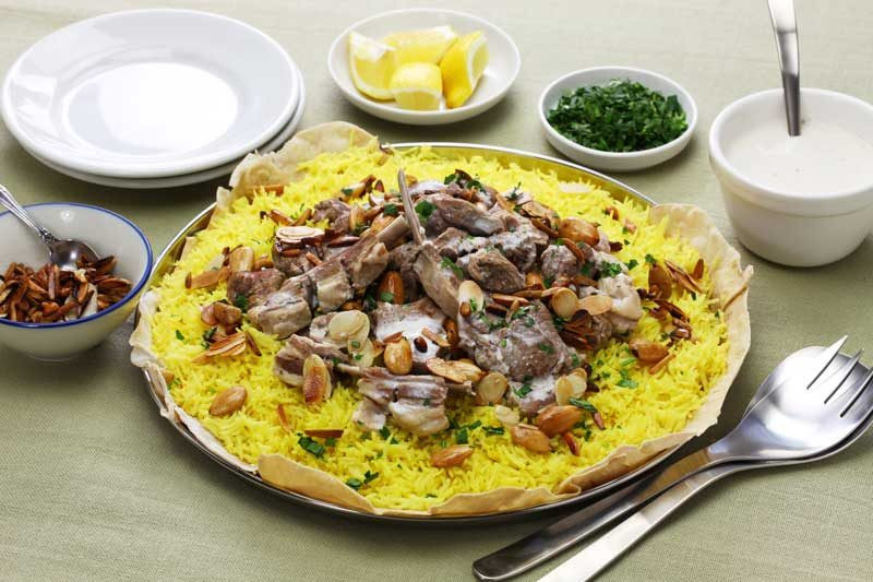 Mansaf là món ăn truyền thống của Jordan với thịt cừu nấu cùng các loại gia vị thảo mộc và sữa chua. Bất kể sáng hay trưa hoặc chiều tối, người Jordan sử dụng món Mansaf vừa để no bụng vừa như là món ăn “tinh thần” không thể thiếu trong cuộc sống hàng ngày.