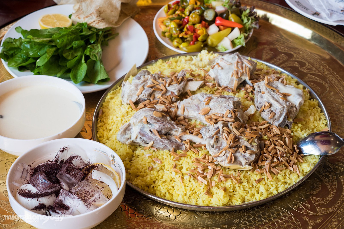 Cơm Mansaf là món ăn được yêu thích nhất ở vương quốc Anh, thế nhưng sau khi du nhập vào Jordan thì món này lại được ưa chuộng bất ngờ. Cơm Mansaf bao gồm 3 thành phần chính là gạo, thịt cừu và jameed (một loại thực phẩm được làm từ sữa cừu hoặc sữa dê cho lên men và sấy khô). Ảnh: Internet.