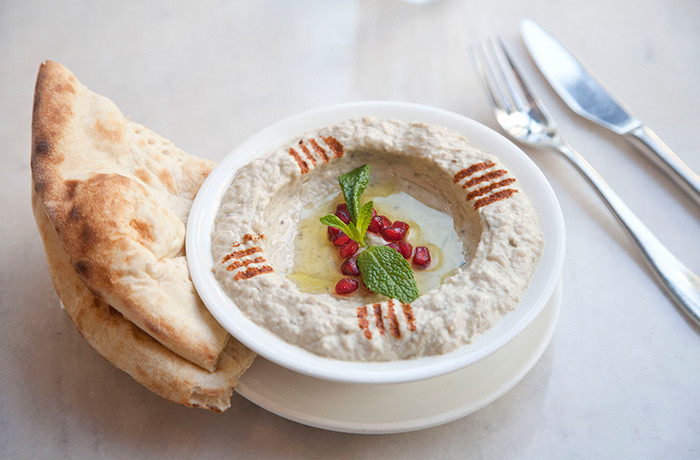 Moutabel là sự kết hợp của tahini, tỏi, nước cốt chanh, dầu ô liu và đặc biệt là sữa chua. Khi thưởng thức, thực khách dùng những miếng cà tím đã được nướng trên lửa thơm phức chấm với nước sốt moutabel để cảm nhận hương vị thơm ngon khó cưỡng.