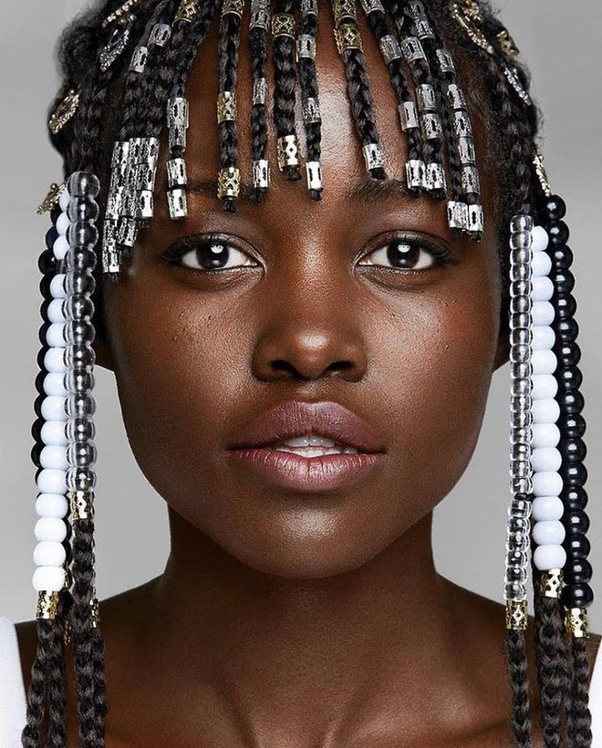 Tóc mái bằng thắt bím: Xuân - Hè 2019, kiểu tóc bím tiếp tục lên ngôi. Thay vì thắt bím toàn bộ tóc, người ta biến tấu thành kiểu mái bằng tết bím mới lạ đầy gợi cảm. 