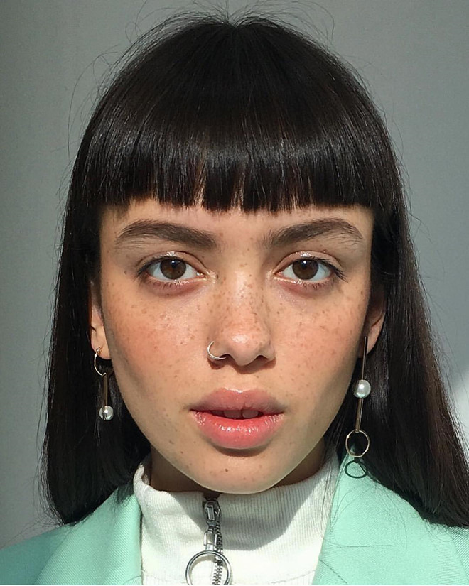 Tóc mái ngố: Kiểu mái này khá hợp với những cô gái có gương mặt góc cạnh. Tóc mái ngố giúp gương mặt thanh thoát, thon gọn và nữ tính hơn.