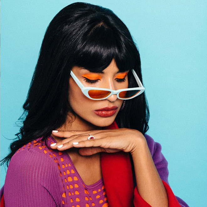 Tóc mái "peek-a-boo": Peek-a-book là tiếng lóng mô phỏng trò chơi "ú òa", che mặt chọc cười trẻ sơ sinh. Đây là cách mô phỏng kiểu tóc mái che một phần trán, dễ dàng lấy tay vén lên mà không làm mất đi nếp ban đầu. Những cô gái cá tính và tinh nghịch có thể thử kiểu tóc này.