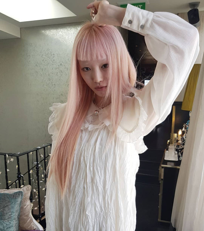 Tóc mái màu sắc nổi bật khiến nhiều tín đồ làm đẹp "phát cuồng". Trong năm 2019, tóc mái bằng đa màu sắc sẽ là xu hướng làm đẹp không thể bỏ qua.