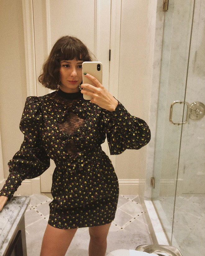 Kiểu tóc mái xoăn tự nhiên: Một mái tóc tự nhiên, không uốn, duỗi hay có sự can thiệp nào luôn tạo cảm giác thân thiện với người đối diện. Những cô gái thích sự đơn giản hãy thử đổi kiểu tóc này.