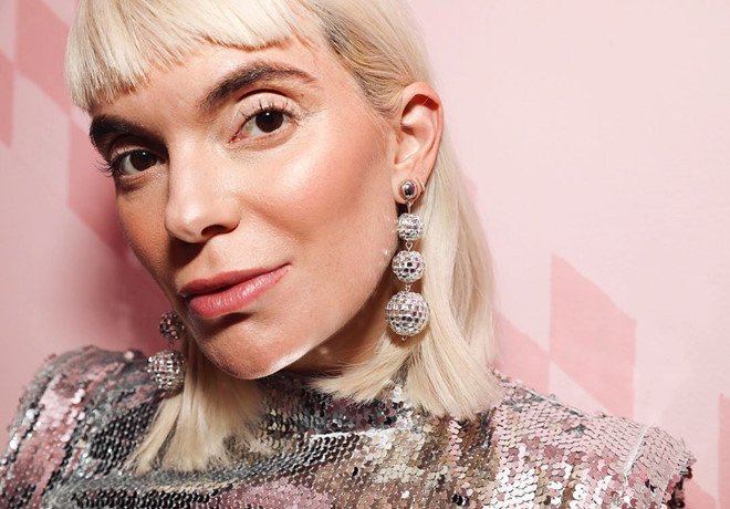 Tóc mái bằng có thể là xu hướng tóc mái thịnh hành nhất năm 2019. Từ Beyoncé đến Ariana Grande, người nổi tiếng đang đổ xô thử nghiệm kiểu tóc mái này.