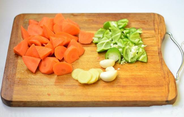 Thịt dê hầm cà rốt: Món này có tác dụng làm mạnh dương khí, bổ huyết, ấm tỳ vị, trừ được phong hàn. Thích hợp dùng cho những người bị thận dương suy, tay chân lạnh, đau lưng, mỏi gối, suy giảm chức năng sinh dục (liệt dương), xuất tinh sớm, người suy nhược cơ thể, khí huyết kém.