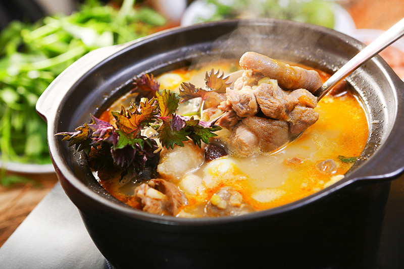 Đặt chảo lên bếp, cho dầu ăn vào, làm nóng dầu rồi cho thịt dê vào chảo xào cho đến khi thịt vừa chín, cho nước tương vào đảo đều cho thịt ngấm màu, cho tiếp hành xắt khúc, gừng xắt lát, đại hồi, ít đường vào, đảo đều. Cho thêm lượng nước ấm vào chảo, nấu sôi mạnh khoảng 5 phút, cho ít rượu vào, đun nhỏ lửa khoảng 10 phút cho thịt chín mềm, cho tiếp củ cải vào, nấu củ cải chín thì nêm muối, bột ngọt và múc ra tô. Dùng ăn nóng trong bữa ăn.