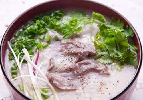 Cháo thịt dê hành: thịt dê 100g, hành củ 50g, gạo lức 100g, lượng vừa muối, mì chính. Rửa sạch thịt dê, thái nhỏ, vo sạch gạo lức, hành củ bóc vỏ ngoài rửa sạch thái nhỏ. Đặt nồi lên bếp lửa, đổ vào 500ml nước, cho thịt dê, hành thái vào.