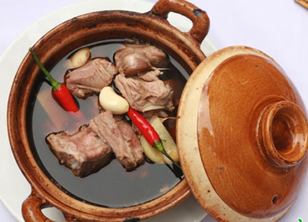 Canh thịt dê: thịt dê 250g, cà rốt 200g, riềng 5g, lá lốt 5g, thảo quả 5g, hồ tiêu 5g, trần bì 5g, hành 3g. Thái thịt dê thành sợi nhỏ, thái cà rốt thành miếng. Cho nước và thảo quả vào đun thành canh, lại cho muối, mì chính, làm canh ăn, hay cho gạo nấu thành cháo ăn. Ba ngày ăn một lần, ăn nóng. Công dụng: Bổ thận trợ dương, làm mạnh lưng, sáp tinh.