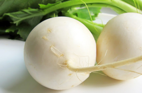 Thịt dê hầm củ cải: Món ăn này có tác dụng ôn trung khai vị, ích thận dương. Có ích cho người bị lưng gối yếu mỏi, buồn ngủ, mệt mỏi, liệt dương, tỳ vị hư hàn, lạnh bụng, ăn uống không tiêu, đầy bụng, tiêu lỏng, tiêu chảy. Có thể thêm nấm đông cô và nấm sò vào nấu chung, sẽ có ích cho hoạt động của dạ dày, trừ đờm lạnh, giúp tăng cường chức năng miễn dịch, thích hợp với người bị cholesterol tăng cao.