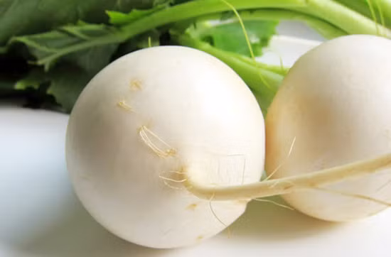 Thịt dê hầm củ cải: Món ăn này có tác dụng ôn trung khai vị, ích thận dương. Có ích cho người bị lưng gối yếu mỏi, buồn ngủ, mệt mỏi, liệt dương, tỳ vị hư hàn, lạnh bụng, ăn uống không tiêu, đầy bụng, tiêu lỏng, tiêu chảy. Có thể thêm nấm đông cô và nấm sò vào nấu chung, sẽ có ích cho hoạt động của dạ dày, trừ đờm lạnh, giúp tăng cường chức năng miễn dịch, thích hợp với người bị cholesterol tăng cao.