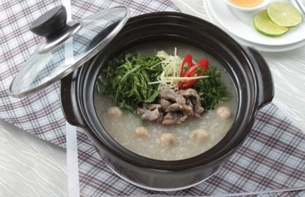 Sau khi nấu sôi cho gạo vào, nấu sôi lại, chuyển sang lửa nhỏ, khi thịt dê chín nhừ, nêm muối, mì chính là được. Món này thích hợp với người lưng gối đau lạnh, vị (dạ dày) hàn chi lạnh; người xuất tinh sớm, di tinh độ nhẹ. Ảnh: Internet.