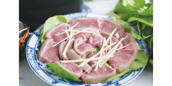 Thịt dê 250g, củ cải trắng 500g, nước tương 50ml, dầu ăn 50ml, đại hồi 2 cái, đường trắng, hành, gừng, rượu, muối, bột ngọt, lượng thích hợp. Rửa sạch thịt dê, cắt thành khối vuông 5cm, luộc qua với nước nóng, để ráo nước. Củ cải gọt vỏ, rửa sạch, cắt thành khối vuông 5cm, chần qua với nước sôi, để ráo nước.