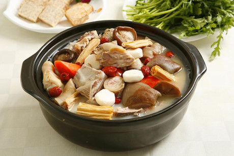 Thịt dê hầm tỏi: Món ăn từ thịt dê này có tác dụng ích khí, bổ thận dương, tăng cường sinh lực, có ích cho những người bị liệt dương do thận hư, lưng gối lạnh đau, tiểu són, người suy nhược cơ thể, khí huyết kém... Có thể dùng liên tục 5 - 10 ngày.