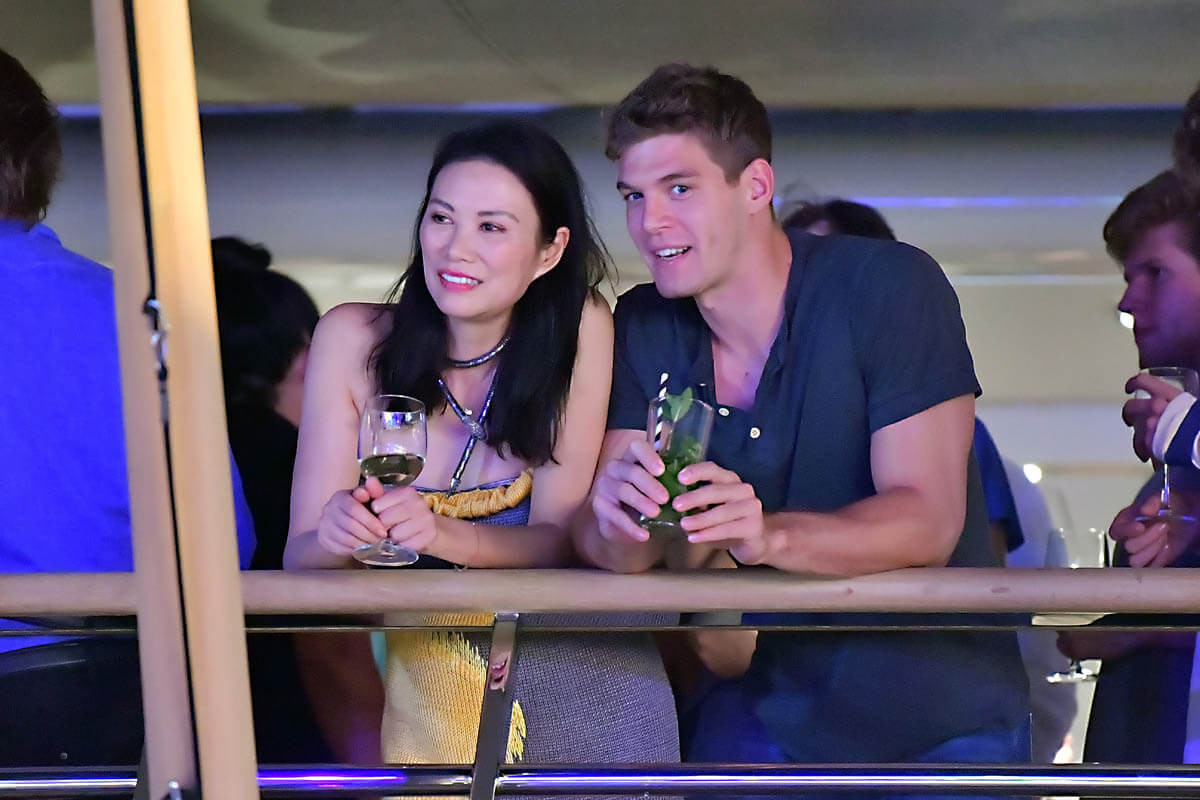 Dù hơn bạn trai tới 27 tuổi nhưng nữ tỷ phú không ngại mặc những chiếc đầm sexy khoe dáng.