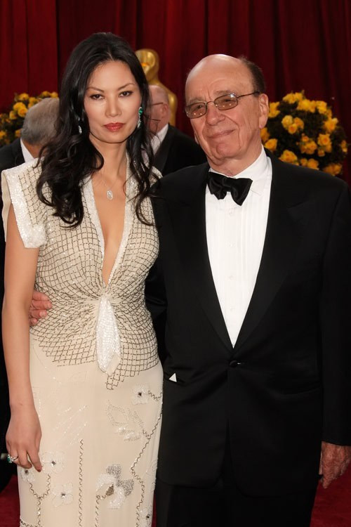 Dù đã ly hôn với ông trùm truyền thông Rupert Murdoch nhưng bà Đặng Văn Địch vẫn là nhân vật đầy quyền lực. Thời chưa ly hôn, bà vẫn ăn mặc gợi cảm khi sánh bước cùng chồng già.