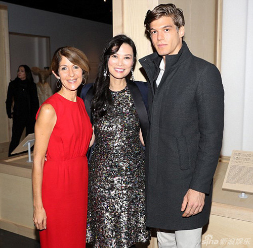 Mỗi khi đưa bạn trai kém 27 tuổi đi sự kiện, bà ăn mặc thanh lịch hơn nhiều.