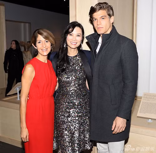 Mỗi khi đưa bạn trai kém 27 tuổi đi sự kiện, bà ăn mặc thanh lịch hơn nhiều.