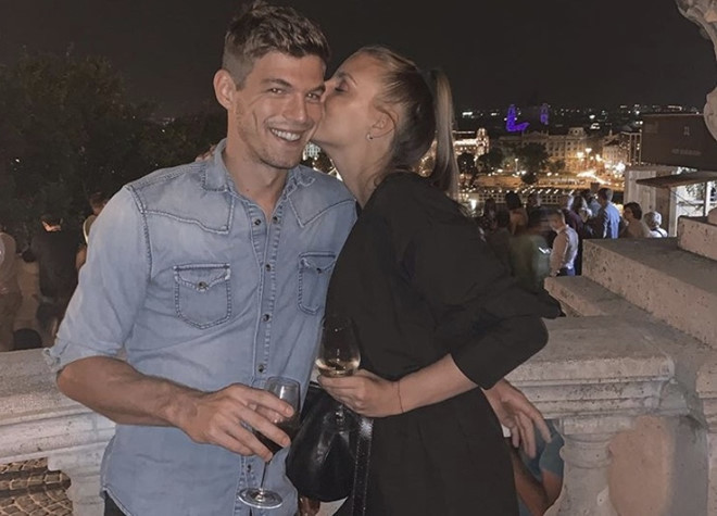 Trên trang cá nhân, nam người mẫu đăng ảnh tình tứ với một cô gái tóc vàng và kèm theo dòng trạng thái tỏ tình: "Trước khi quen em, anh chỉ là một người bình thường". Ảnh Bertold Zahoran và bạn gái mới.