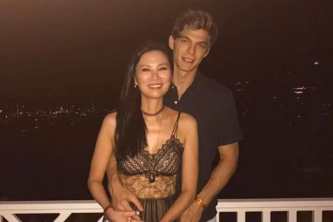 Đặng Văn Địch rất chiều chuộng tình trẻ, bà đã mua một căn hộ xa hoa, tráng lệ ở Bắc Kinh để tiện chung sống với Bertold. Xuất hiện bên bạn trai, nữ tỷ phú rất tự tin khoe vóc dáng trong những trang phục gợi cảm dù đã ở tuổi 50