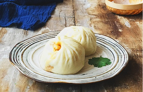 Khi ra lò, mỗi chiếc bánh đều phải có đúng 18 nếp gấp đều và đối xứng nhau tạo thành bông hoa trắng muốt, bên trong vị ngọt thanh mà vẫn đậm đà, thơm mà không ngấy.