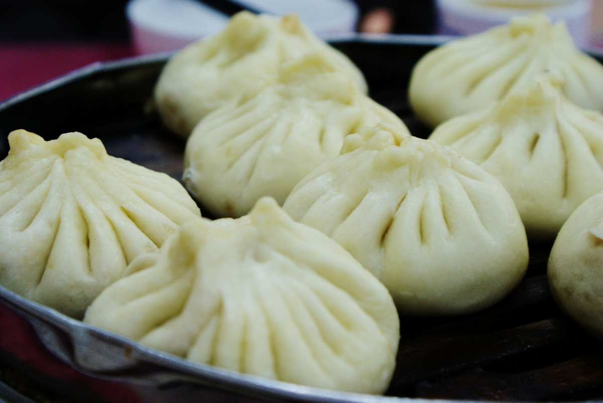 Khâu làm vỏ bánh cũng cầu kỳ không kém. Bột mỳ lên men sau khi đã nhào kỹ và để nghỉ trong khoảng thời gian thích hợp được Cẩu Tử cán mỏng thành những hình tròn có đường kính 8,5cm rồi cho nhân vào và gói lại.