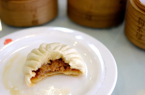 Bánh bao Cẩu Bất Lý dùng thịt lợn được chế biến cùng tỷ lệ nước thích hợp, rồi lấy xương sườn hoặc dạ dày hầm thành canh trong nhiều giờ để làm nước sốt. Sau đó, đầu bếp cho thêm dầu mè, xì dầu tự làm, gừng hành băm nhỏ và một số loại gia vị khác với lượng chính xác, trộn đều lên tạo thành hỗn hợp nhân bánh.