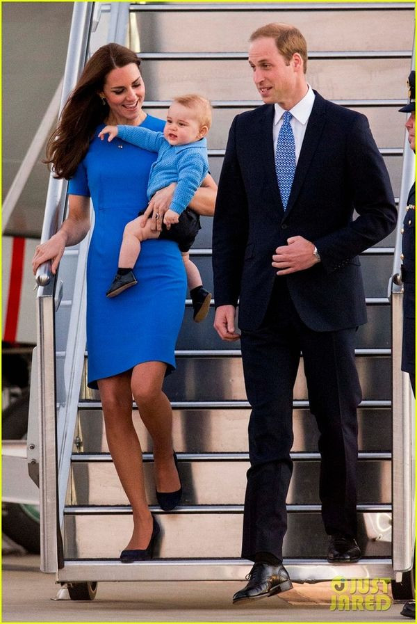 Kate diện bộ váy sắc xanh tương đồng với áo sơ mi của hoàng tử nhằm minh chứng cho hạnh phúc.