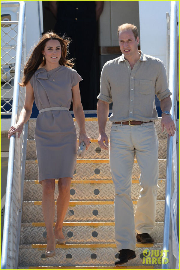 Khi Kate Middleton thanh lịch với chiếc váy màu ghi sữa, Hoàng tử William cũng chọn áo sơ mi cùng tông lịch lãm.