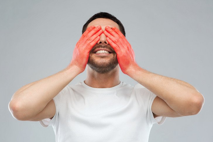 Nhắm mắt trong vài phút, tưởng tượng bạn đang ở một nơi thư thái, dễ chịu. Xoa lòng bàn tay cho thật ấm lên rồi dùng hai tay che mắt trong 1 phút thì mở mắt ra.